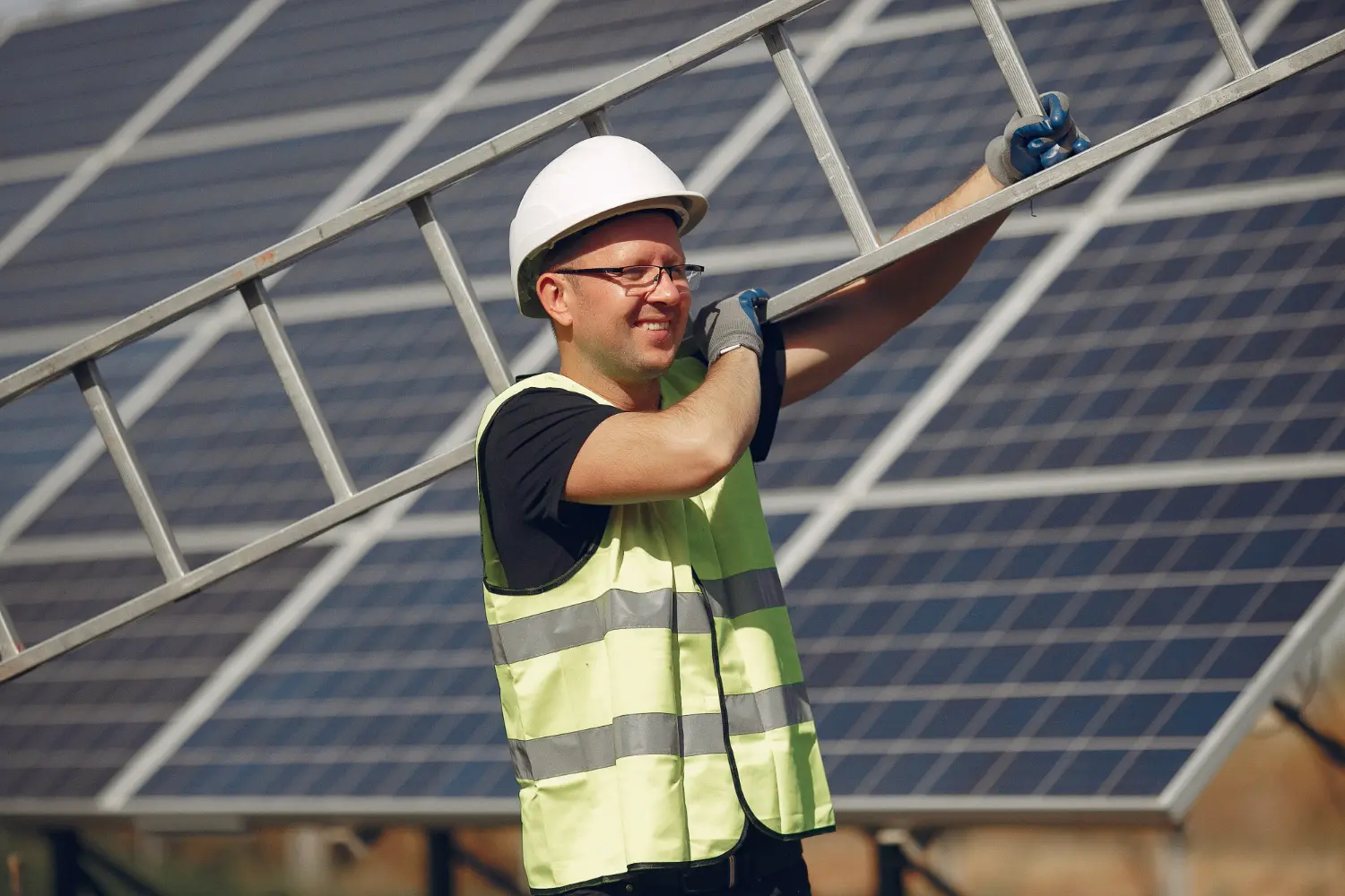 Técnicos instalando painéis solares