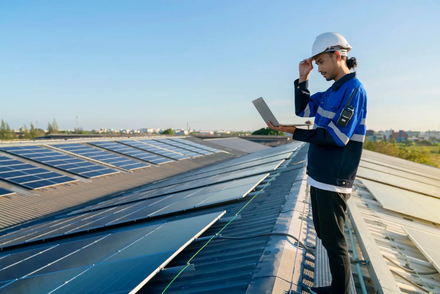 Painéis solares em telhado comercial